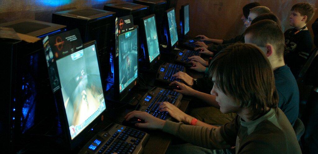 Gamers playing Hellgate London for PC at PGA 2007
